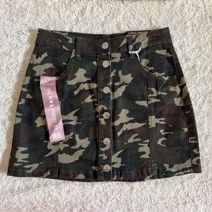 NWT Almost Famous High Rise Camouflage Skirt Size 7